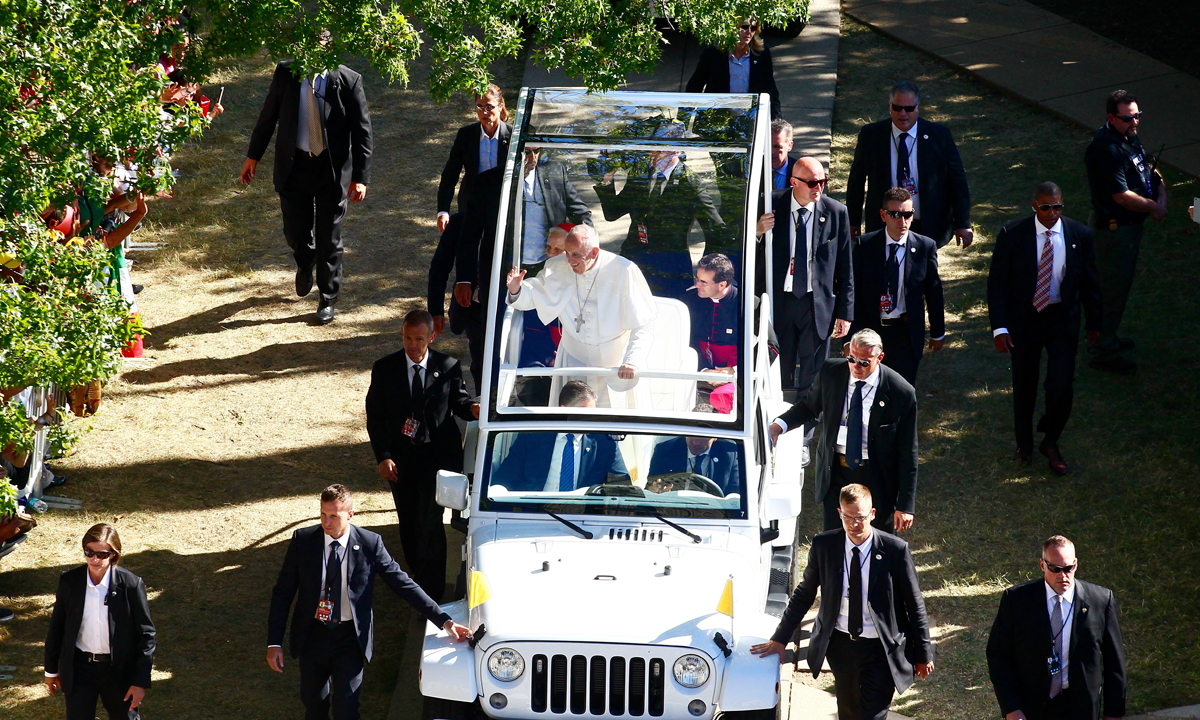 Papa Francesco, il giallo delle frasi “tagliate”