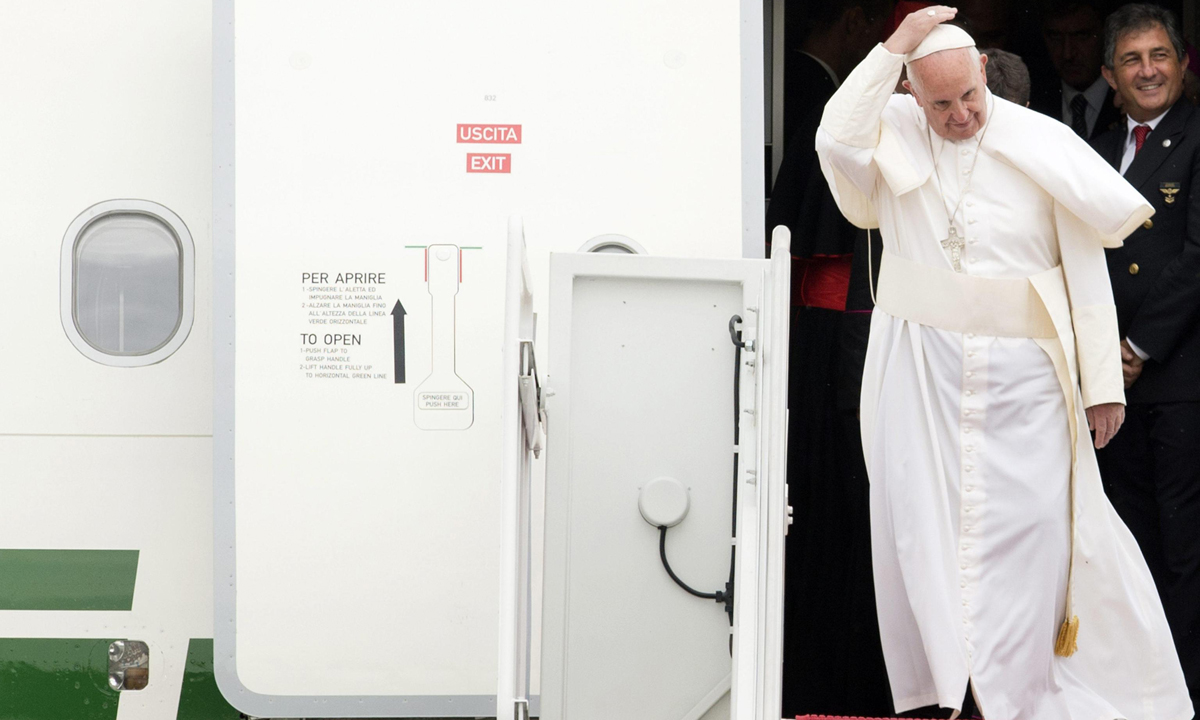 Papa Francesco, il giallo delle frasi “tagliate”