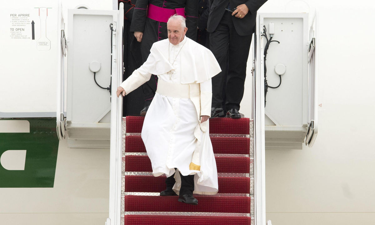 Papa Francesco, il giallo delle frasi “tagliate”