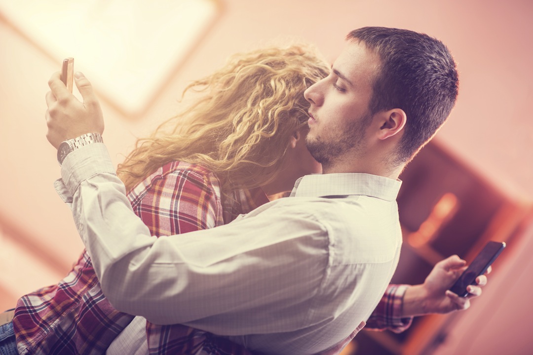 Sei infedele? Il tuo uomo lo capirà con un’occhiata