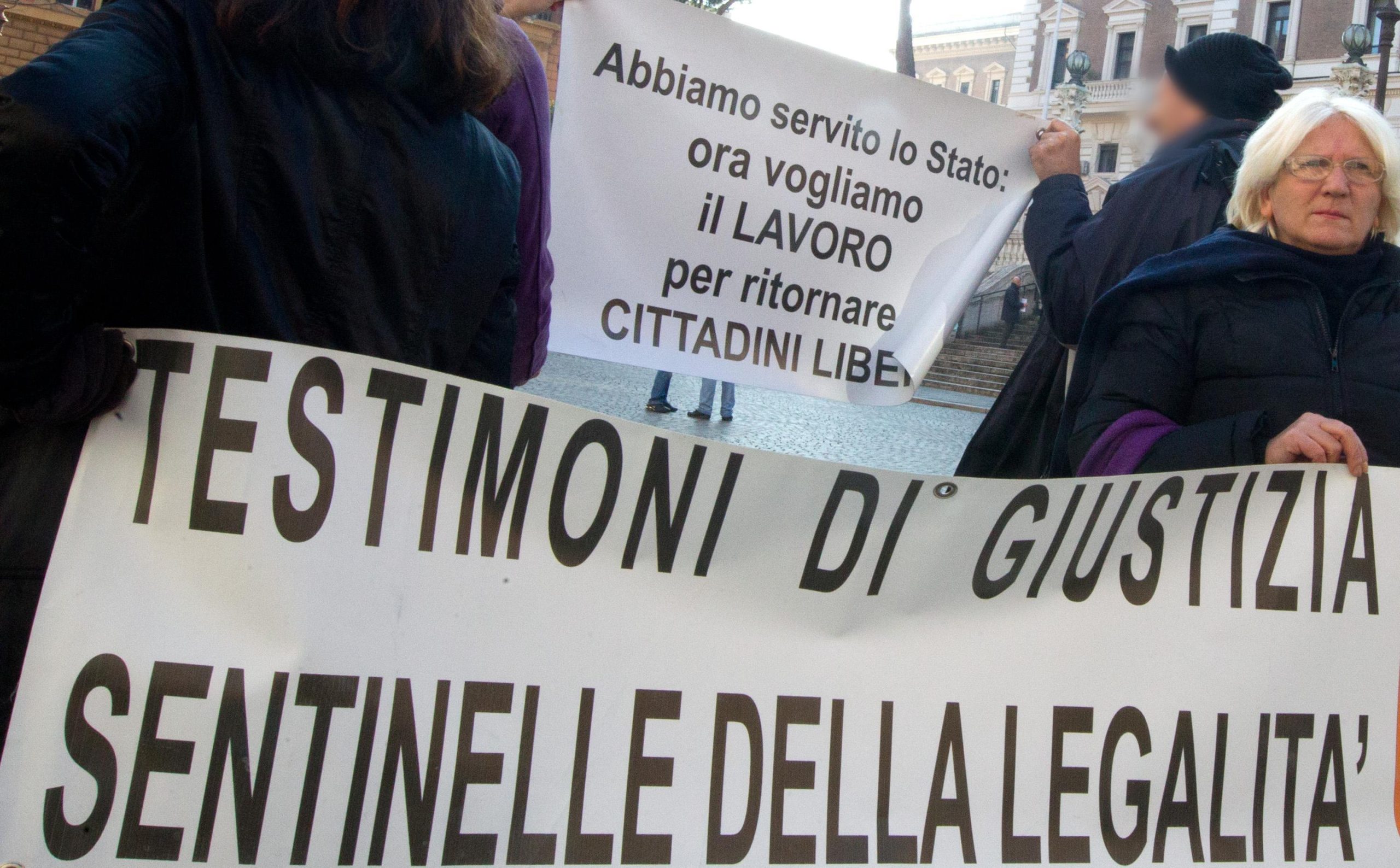 Testimoni di giustizia, cosa fare per non allontanarli dalla loro terra Testimoni di giustizia, cosa fare per non allontanarli dalla loro terra