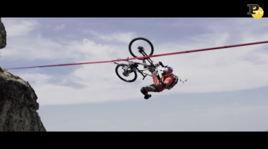 In equilibrio a 112 metri, il ciclista cade nel vuoto