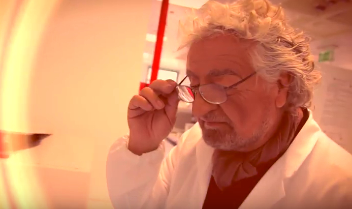 Beppe Grillo show: dallo stretto al 2042