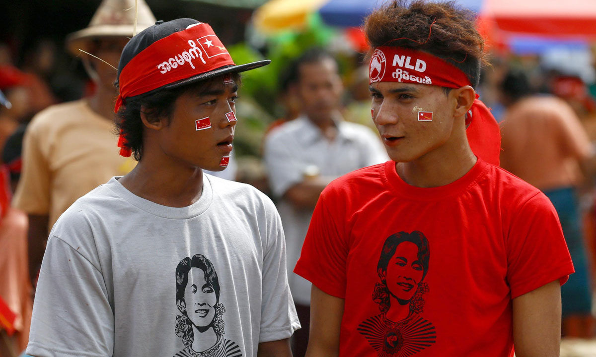 Birmania, Aung San Suu Kyi in campagna elettorale – Foto