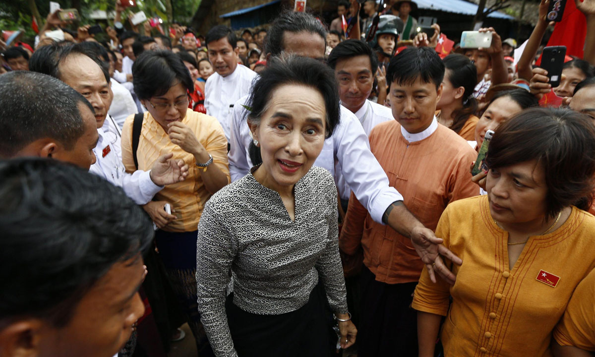 Birmania, Aung San Suu Kyi in campagna elettorale – Foto