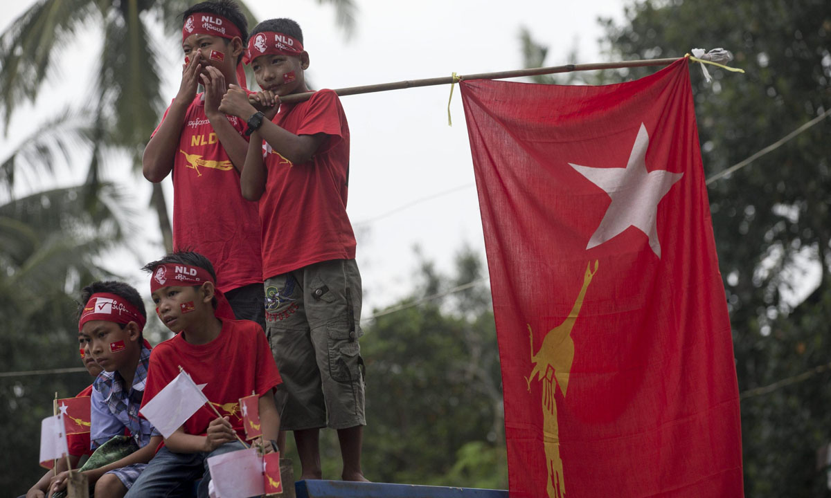 Birmania, Aung San Suu Kyi in campagna elettorale – Foto