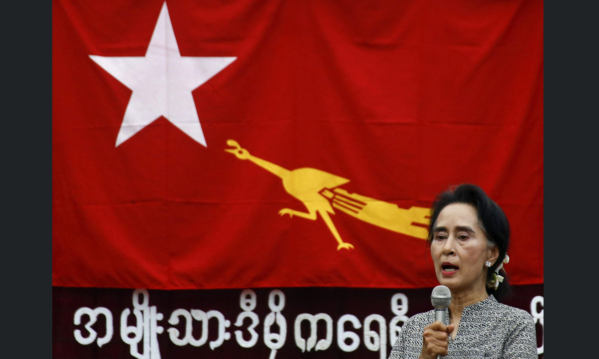 Birmania, Aung San Suu Kyi in campagna elettorale – Foto