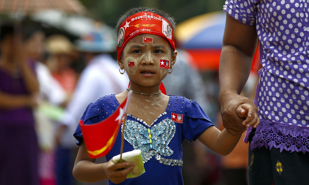 Birmania, Aung San Suu Kyi in campagna elettorale – Foto