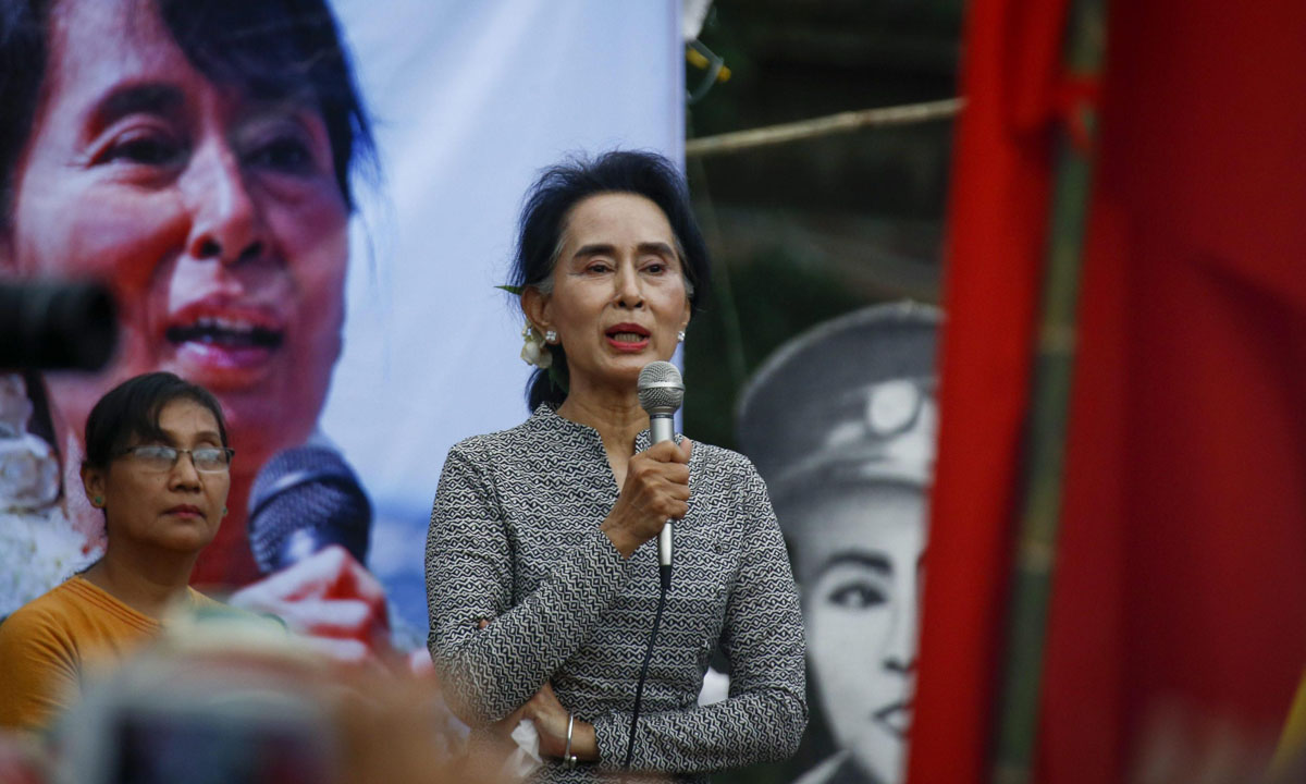Birmania, Aung San Suu Kyi in campagna elettorale – Foto