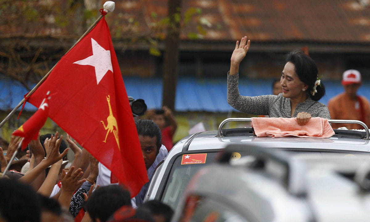 Birmania, Aung San Suu Kyi in campagna elettorale – Foto