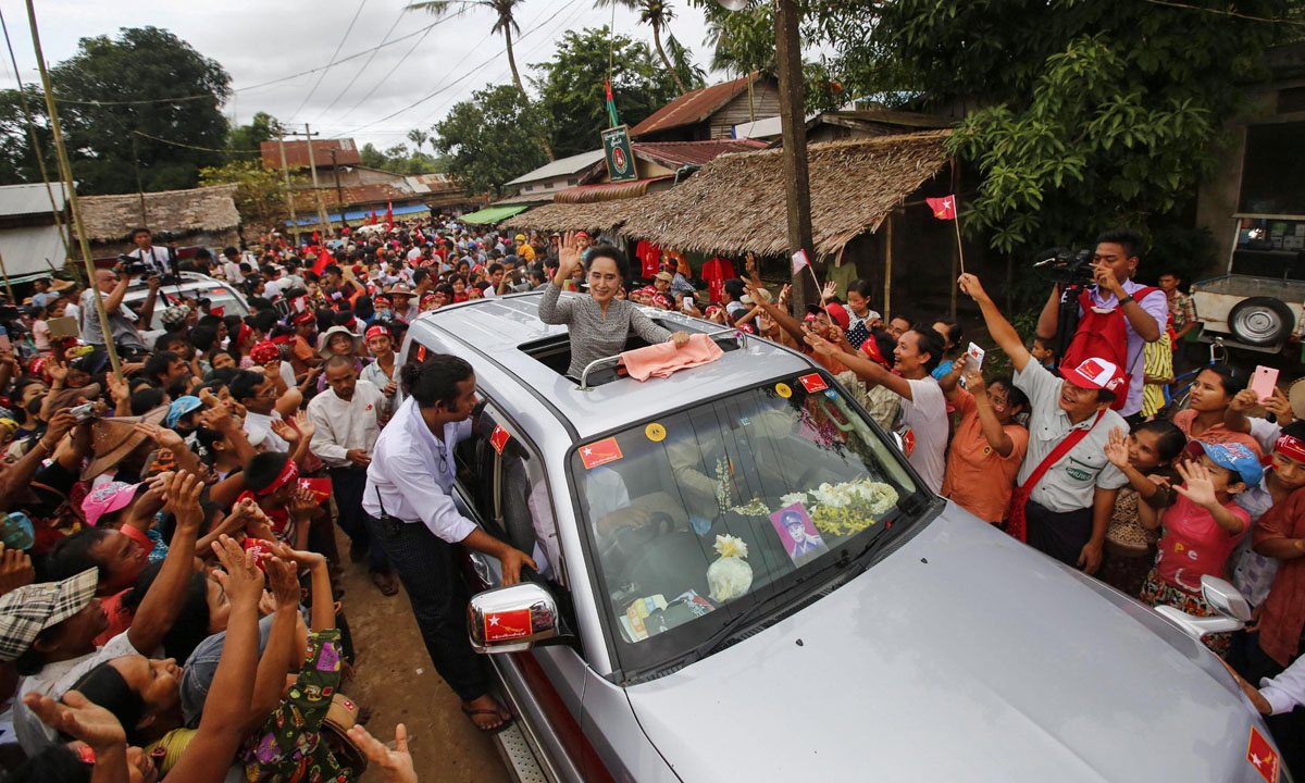 Birmania, Aung San Suu Kyi in campagna elettorale – Foto