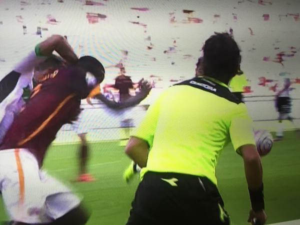 La nuova vita degli arbitri di porta (che sbagliano troppo) La nuova vita degli arbitri di porta (che sbagliano troppo)