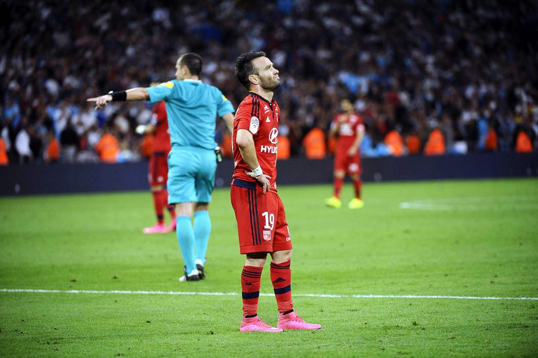 Marsiglia, follia ultras: impiccato il pupazzo del “traditore” Valbuena Marsiglia, follia ultras: impiccato il pupazzo del “traditore” Valbuena