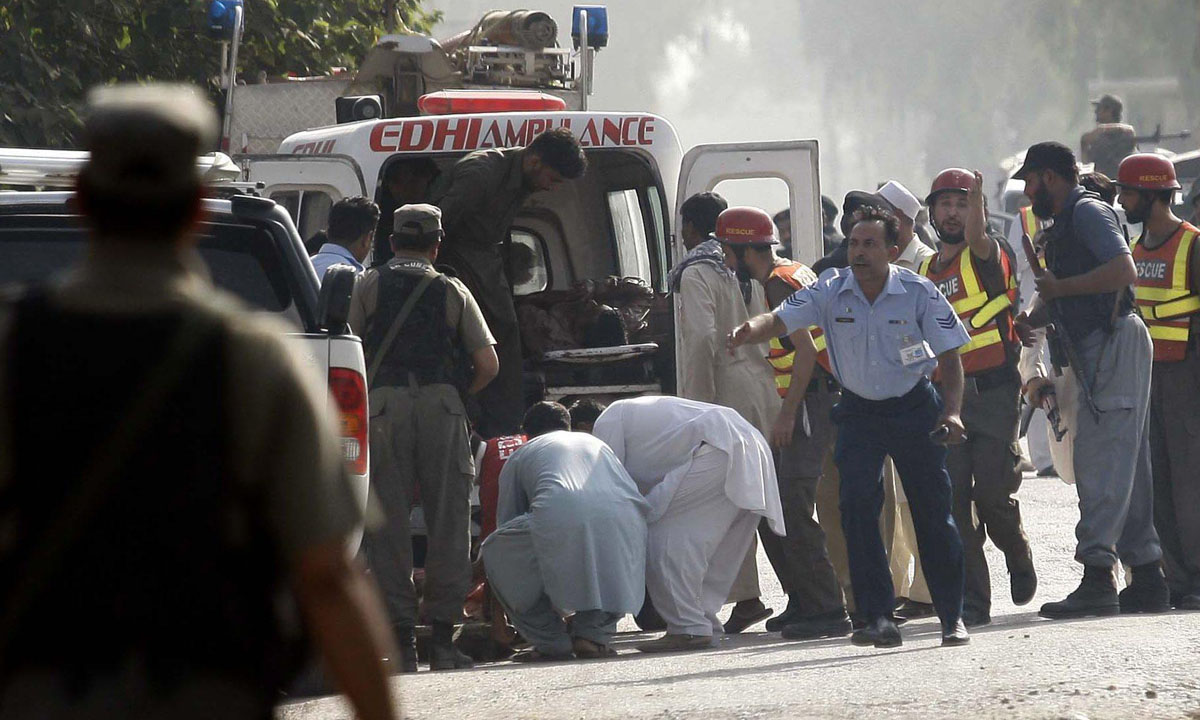 Pakistan, attacco talebano a una base aerea – Foto