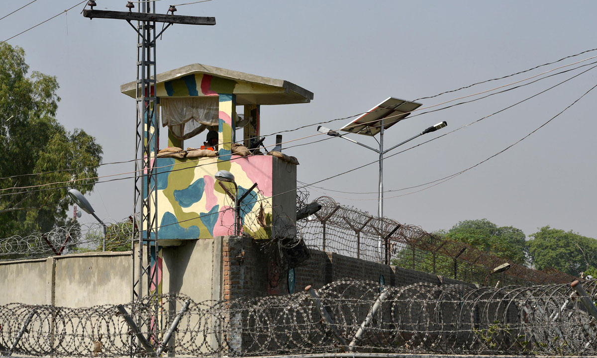 Pakistan, attacco talebano a una base aerea – Foto