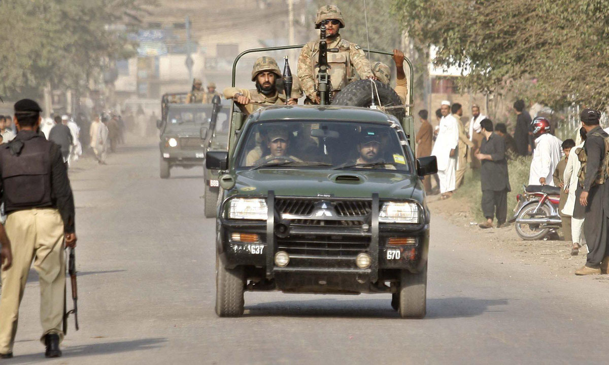 Pakistan, attacco talebano a una base aerea – Foto