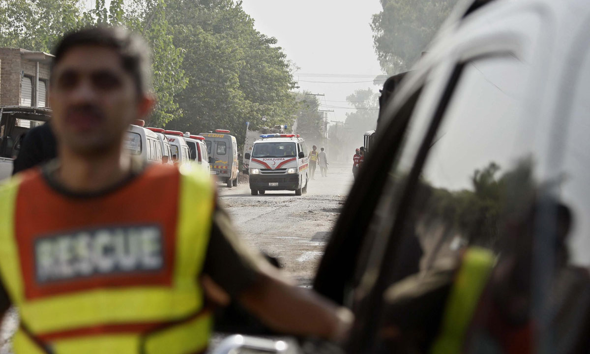 Pakistan, attacco talebano a una base aerea – Foto