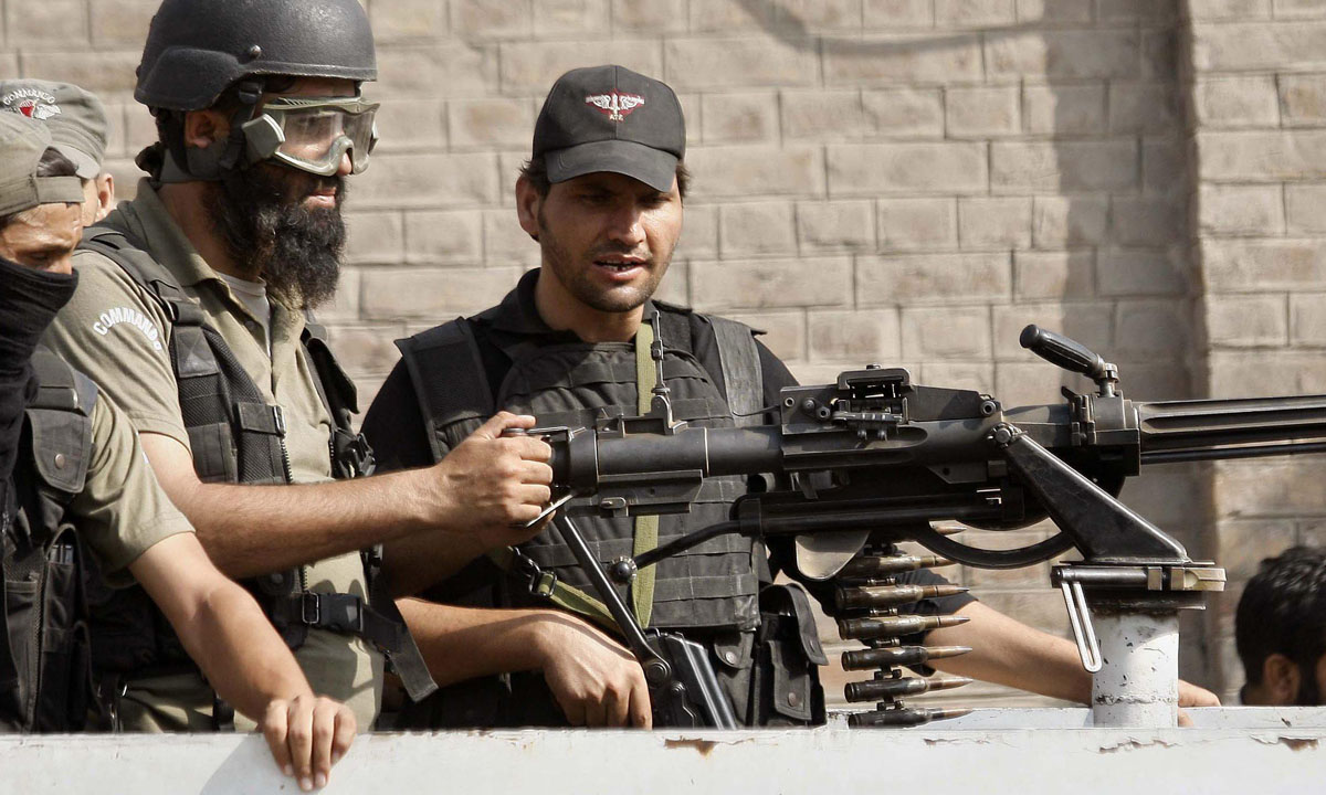 Pakistan, attacco talebano a una base aerea – Foto