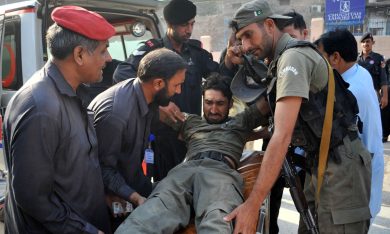 Pakistan, attacco talebano a una base aerea – Foto