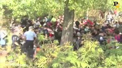 Profughi sfondano il cordone di polizia in Croazia