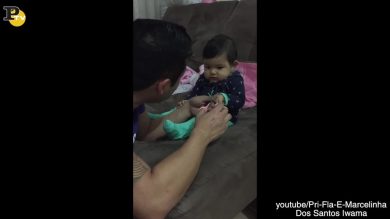 La risata della bimba mentre le tagliano le unghie