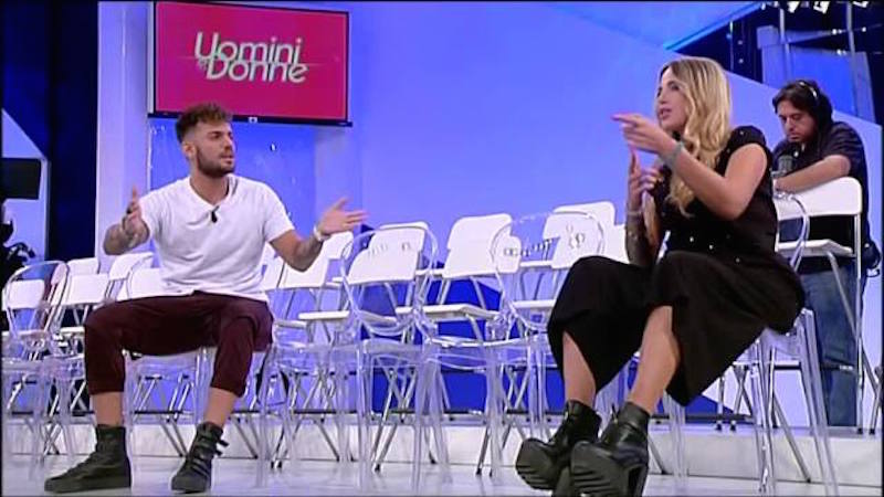 Uomini e Donne: i nuovi tronisti si presentano, Tina show contro Mauro Uomini e Donne: i nuovi tronisti si presentano, Tina show contro Mauro