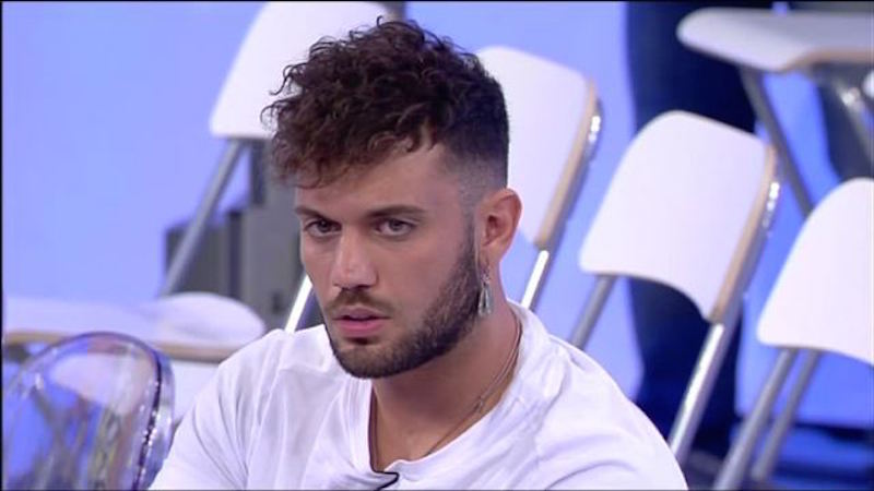 Uomini e Donne: i nuovi tronisti si presentano, Tina show contro Mauro Uomini e Donne: i nuovi tronisti si presentano, Tina show contro Mauro