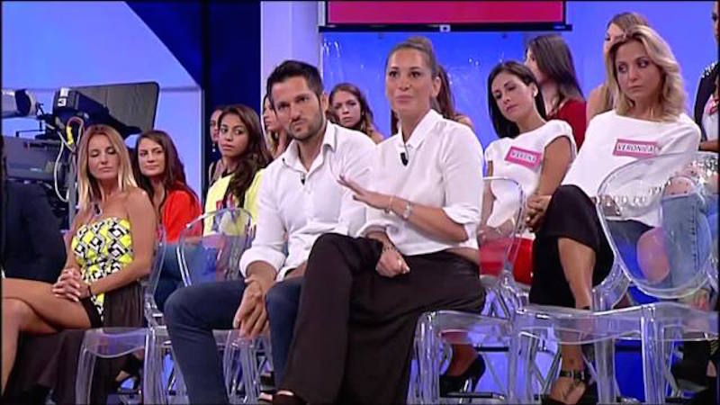 Uomini e Donne: i nuovi tronisti si presentano, Tina show contro Mauro Uomini e Donne: i nuovi tronisti si presentano, Tina show contro Mauro