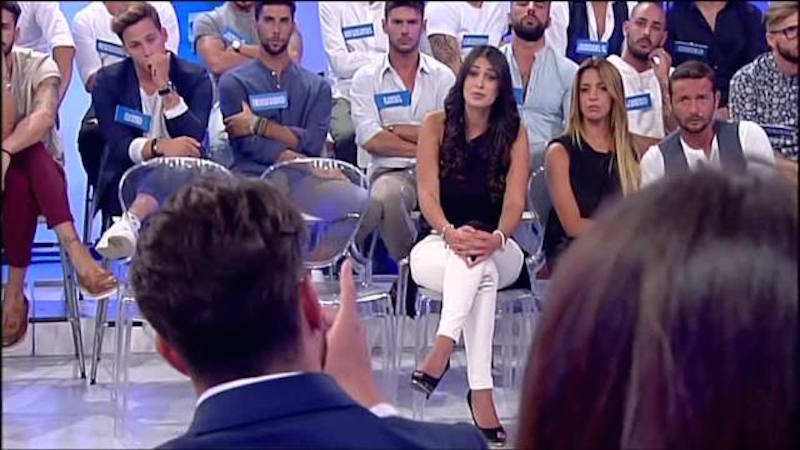 Uomini e Donne: i nuovi tronisti si presentano, Tina show contro Mauro Uomini e Donne: i nuovi tronisti si presentano, Tina show contro Mauro