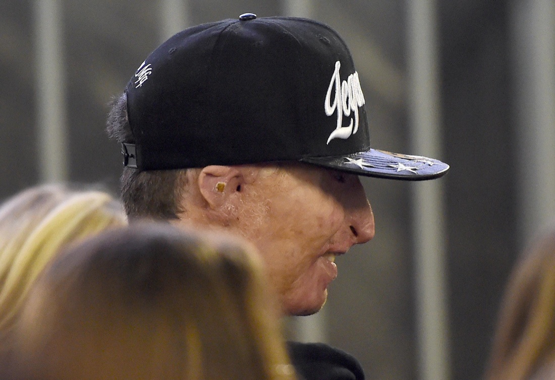 Coppia dell’acido, il ragazzo sfigurato guarda negli occhi Alex Coppia dell’acido, il ragazzo sfigurato guarda negli occhi Alex