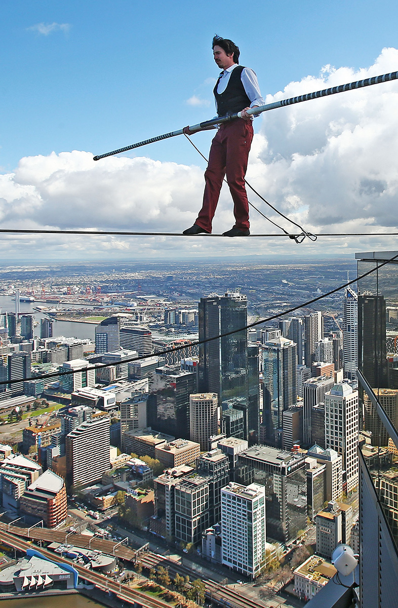 Melbourne, Kane Petersen in equilibrio sul vuoto