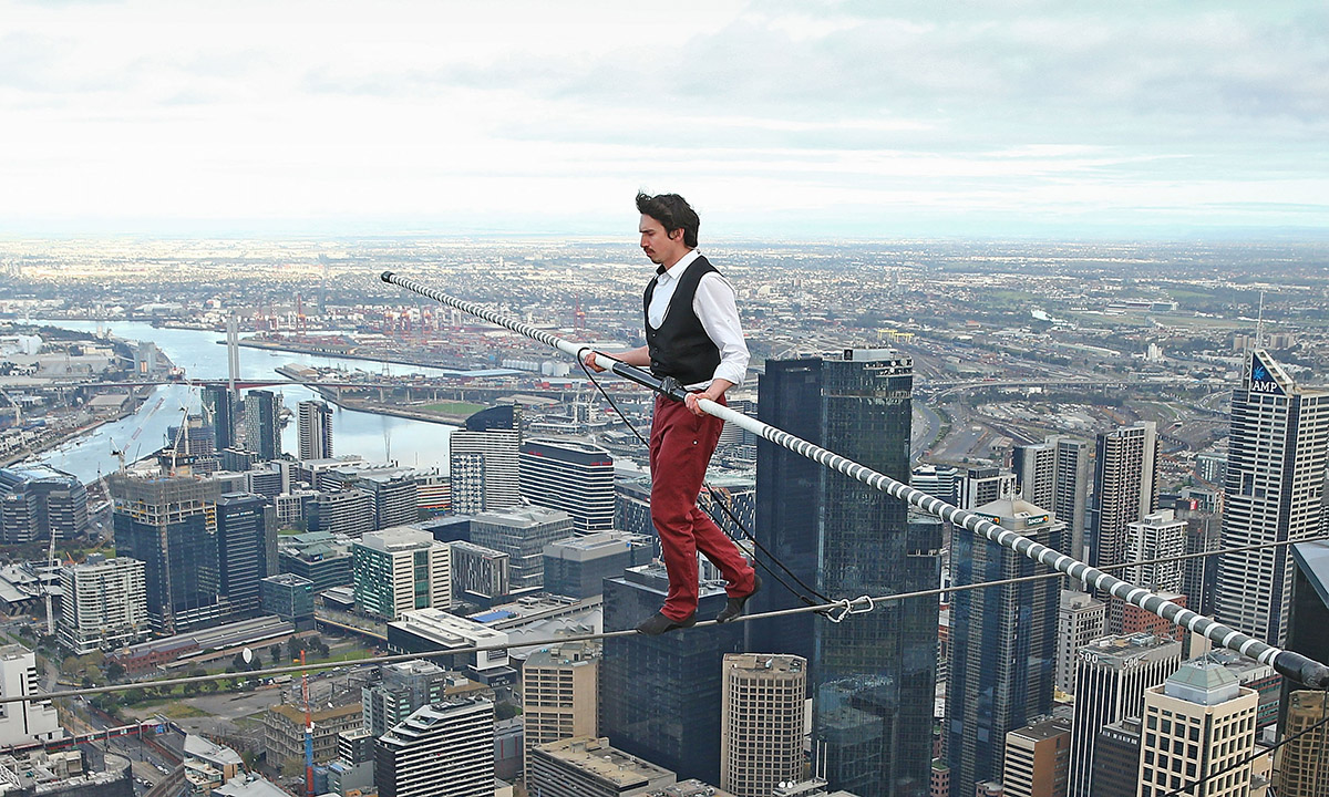 Melbourne, Kane Petersen in equilibrio sul vuoto