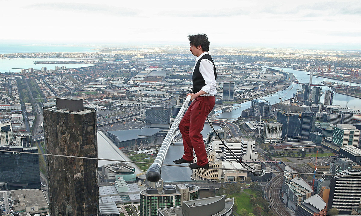 Melbourne, Kane Petersen in equilibrio sul vuoto