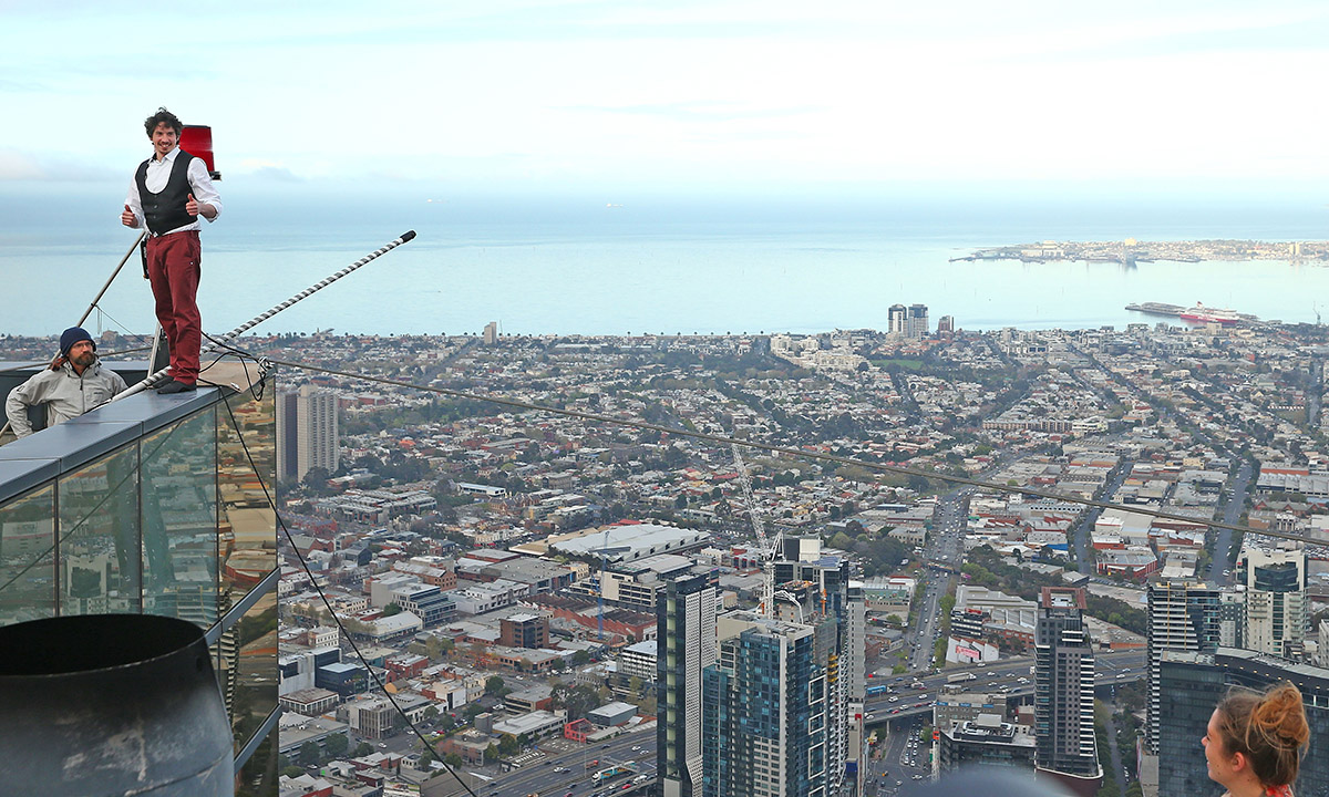 Melbourne, Kane Petersen in equilibrio sul vuoto