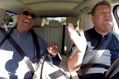 Stevie Wonder fa ridere e commuovere nel video con James Corden