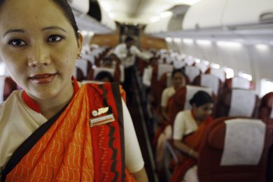 Air India: 130 hostess lasciate a terra perchè troppo grasse