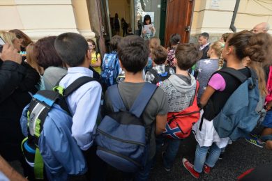 Primo giorno di scuola per 9 milioni di studenti, le foto