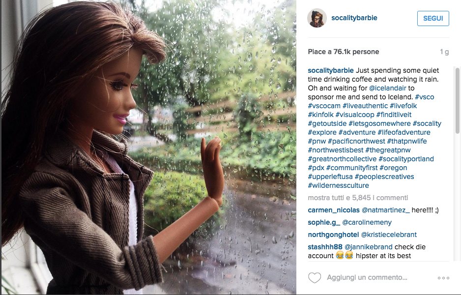La Barbie hypster che si fa beffa della Instagram mania La Barbie hypster che si fa beffa della Instagram mania