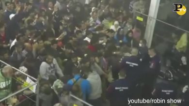 La polizia ungherese lancia pane profughi siriani