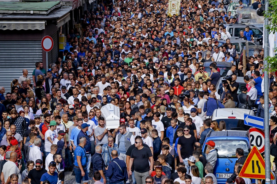 I funerali di Genny ucciso a 17 anni nel rione Sanità – Le foto