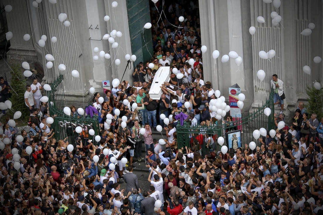 I funerali di Genny ucciso a 17 anni nel rione Sanità – Le foto