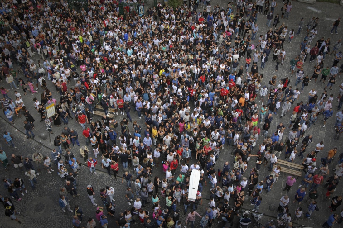 I funerali di Genny ucciso a 17 anni nel rione Sanità – Le foto