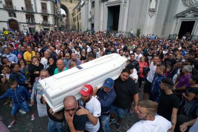 I funerali di Genny ucciso a 17 anni nel rione Sanità – Le foto