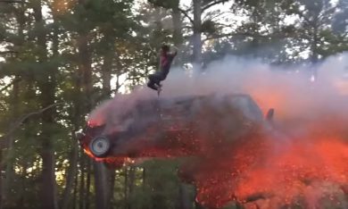 Il salto dello stuntman dal veicolo in fiamme