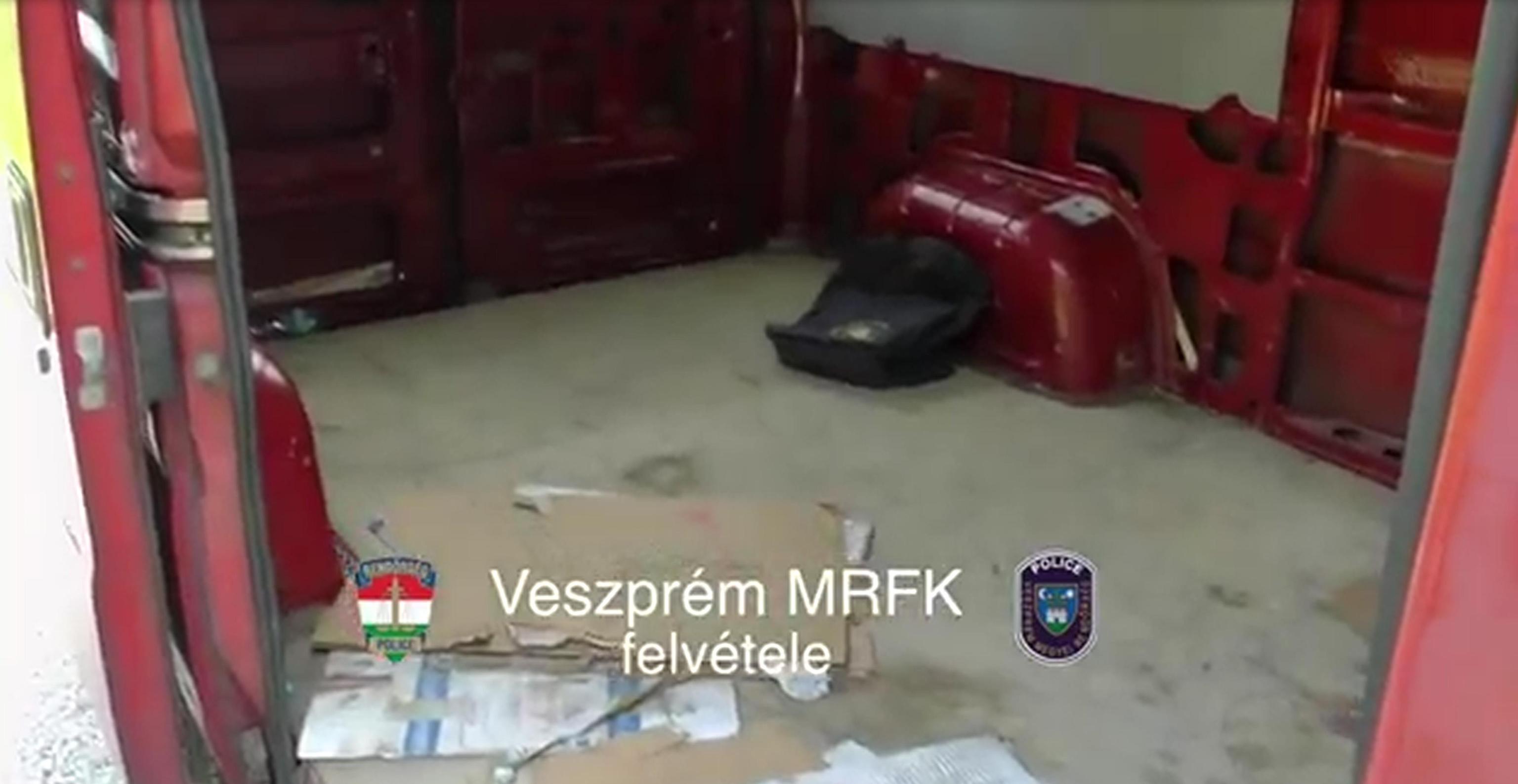 Ungheria: arrestato un italiano che trasportava 33 profughi siriani Ungheria: arrestato un italiano che trasportava 33 profughi siriani