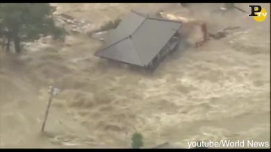 Alluvione in Giappone: casa spostata dalla piena