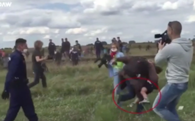Ungheria, licenziata la videoreporter che prende a calci i migranti – Video