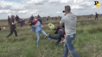 Videoreporter ungherese fa sgambetto a profugo