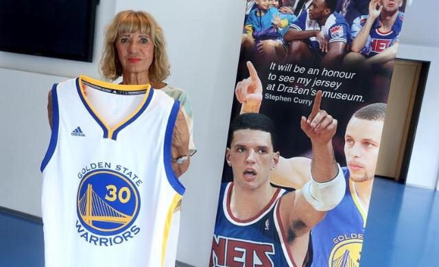 Nba, Curry regala la maglia alla mamma di Drazen Petrovic
