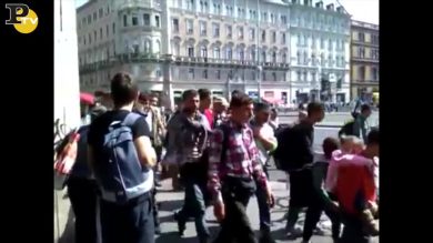 Profughi siriani in marcia da Budapest a Vienna
